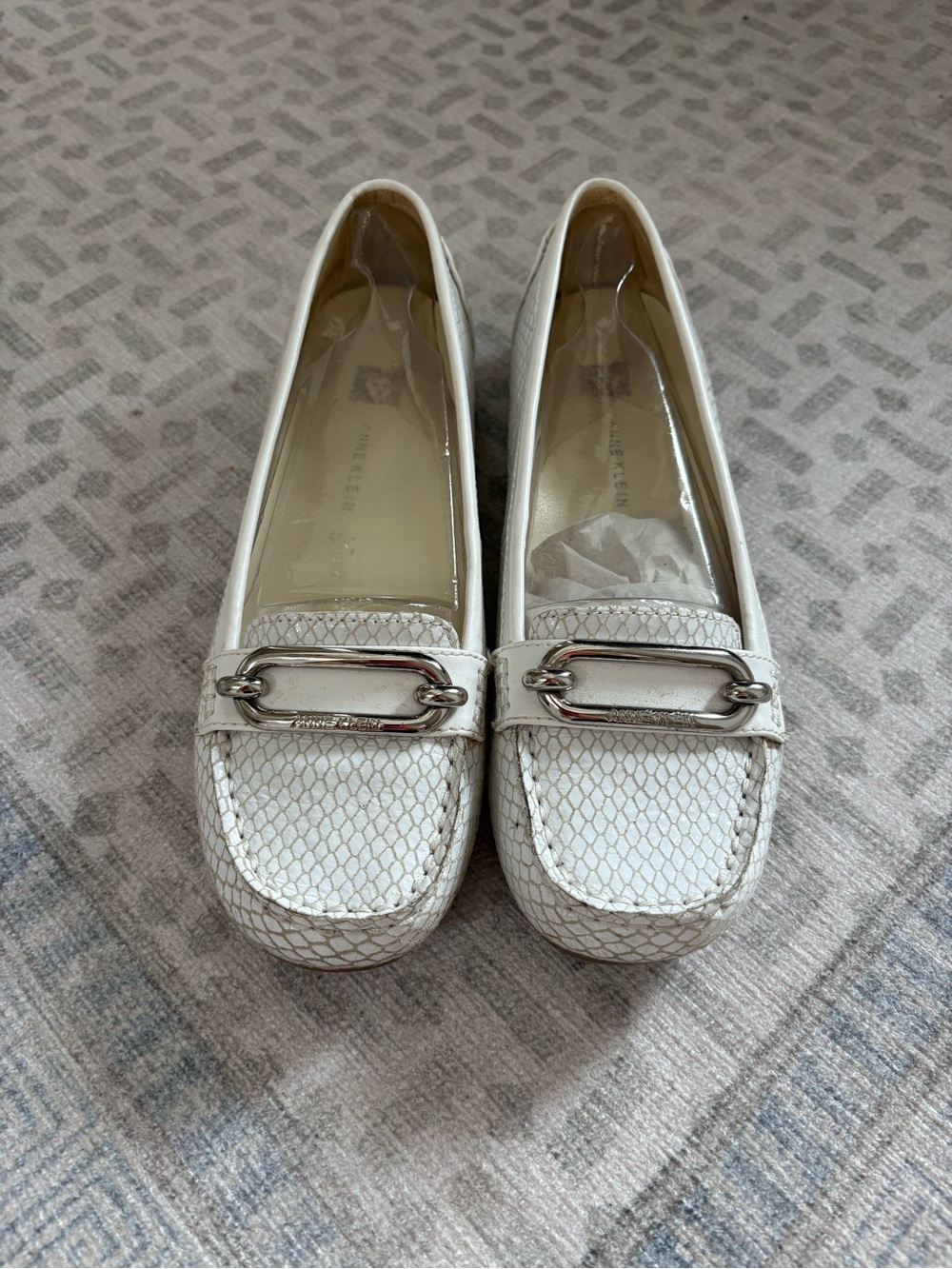 Anne Klein White Leather Loafers with Silver Chain Accent